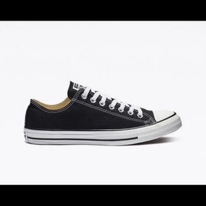 BLACK LOW TOP CONVERSE SIZE 2 YOUTH